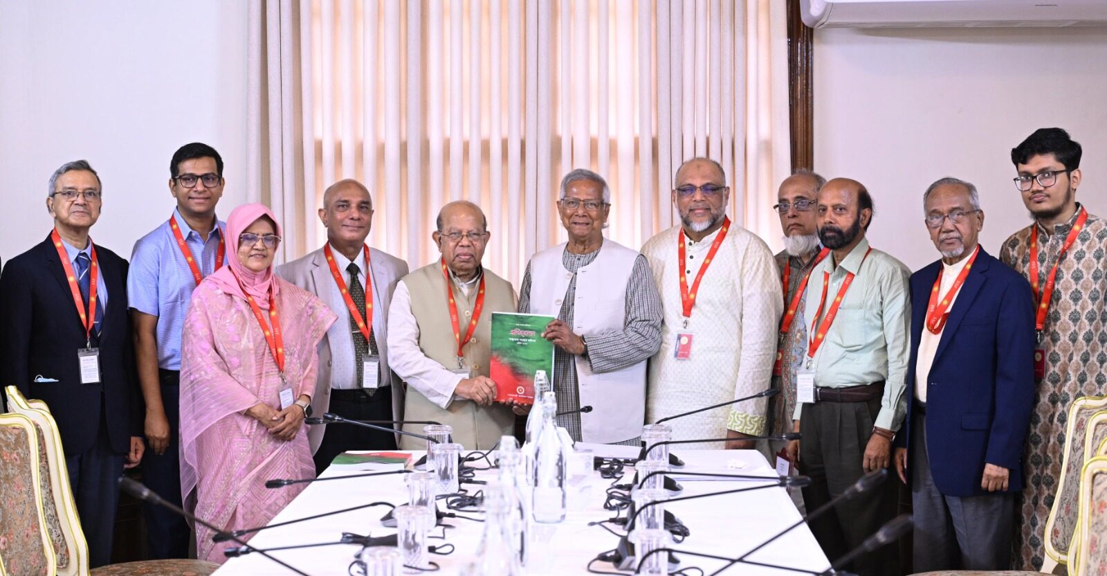 স্বাস্থ্য বিষয়ক সংস্কার কমিশন প্রধান উপদেষ্টার নিকট তাদের চূড়ান্ত প্রতিবেদন আনুষ্ঠানিকভাবে পেশ করেছেন